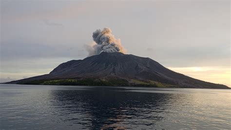 The Golden Age Eruption: A Defining Moment in Early Indonesian Volcanology and Artistic Expression.